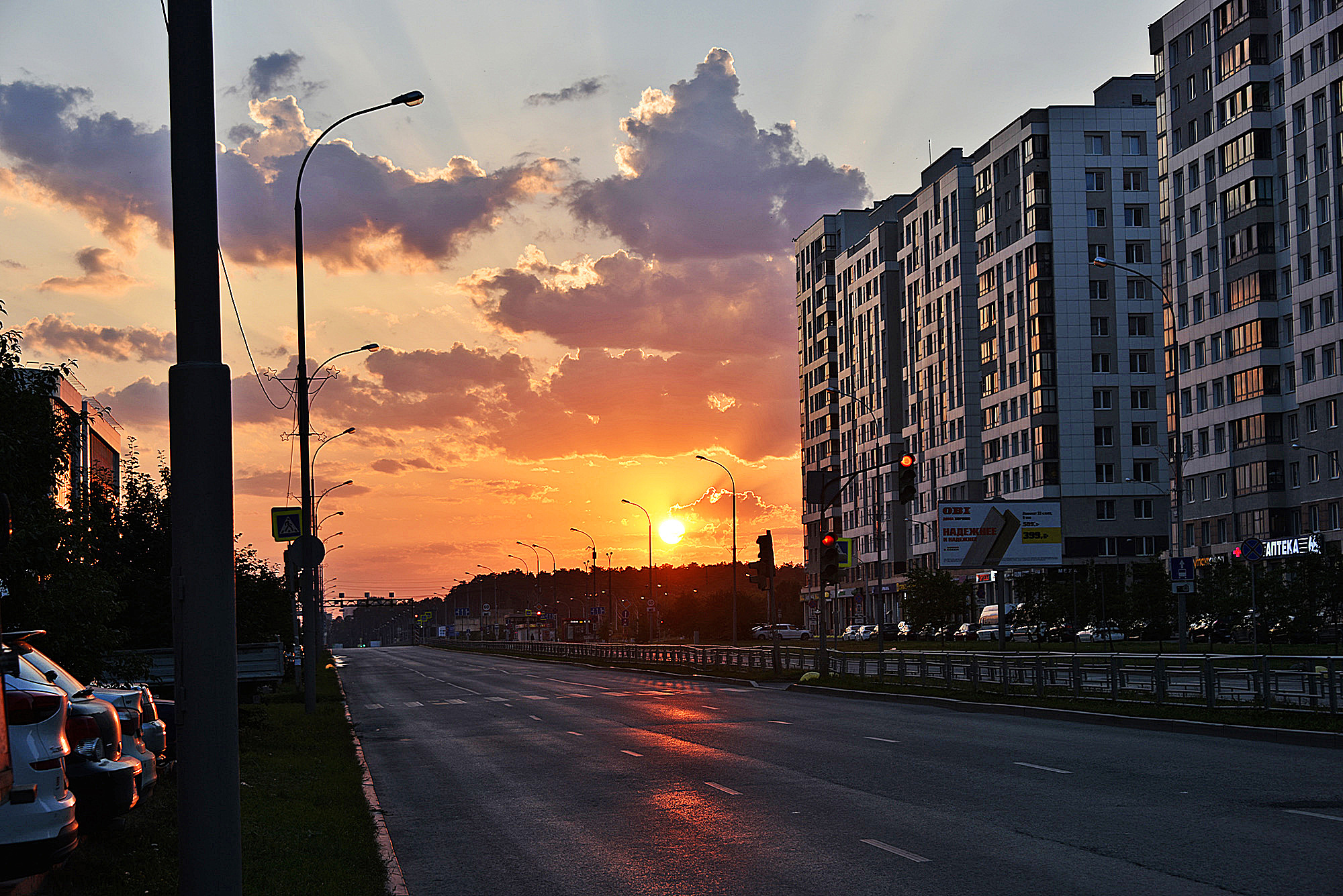 Фоторепортаж: ночью по Екатеринбургу гуляли тысячи горожан, которые днем  умирали от жары - «Уральский рабочий»